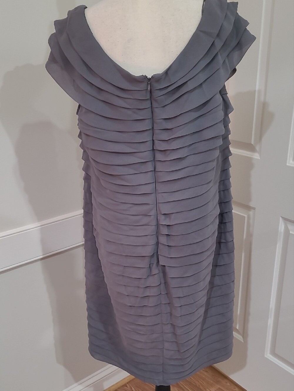 Dress Barn Tiered Shutter-Pleat Gray Shift Dress - Size 20 - Picture 9 of 9